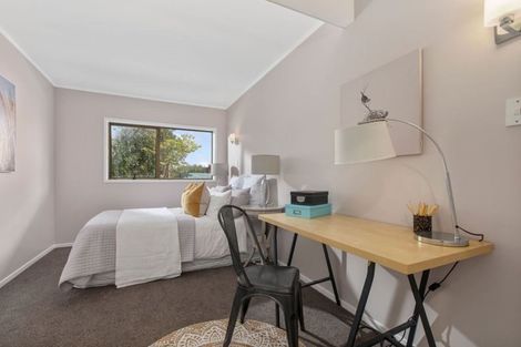 Photo of property in 2/18 Wernham Place, Northcote, Auckland, 0626