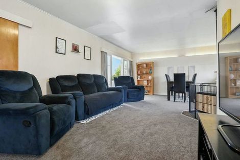 Photo of property in 37 Beaubank Road, Kelston, Auckland, 0602