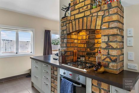 Photo of property in 1 Waiari Road, Conifer Grove, Takanini, 2112