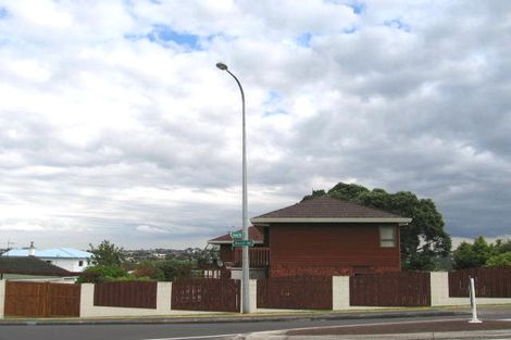 Photo of property in 1/1012 Beach Road, Torbay, Auckland, 0630