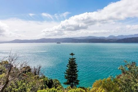 Photo of property in 67 Pretoria Road, Karaka Bays, Wellington, 6022