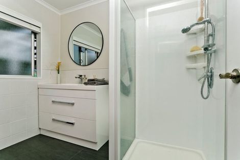 Photo of property in 98 Oaktree Avenue, Browns Bay, Auckland, 0630