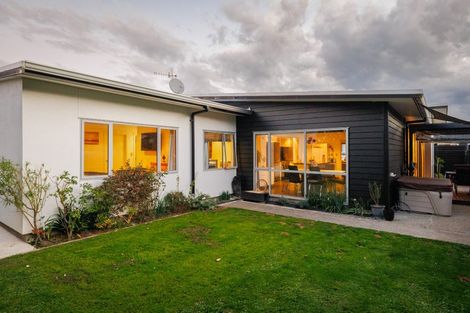 Photo of property in 3 D'urville Place, Kelvin Grove, Palmerston North, 4414