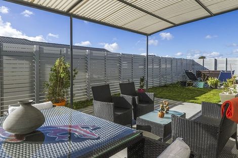 Photo of property in 18 Larmer Drive, Kumeu, 0810