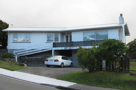 Photo of property in 2 Link Road, Newlands, Wellington, 6037