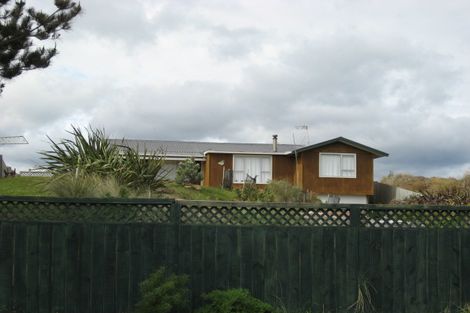 Photo of property in 62 Sarah Street, Waikawa Beach, Levin, 5573