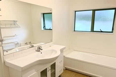 Photo of property in 5 Millstream Drive, Henderson, Auckland, 0610