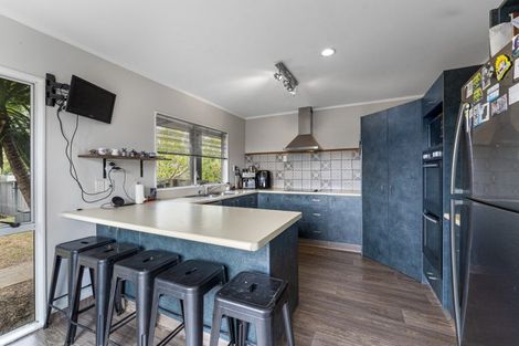 Photo of property in 36 Guildford Drive, Paraparaumu, 5032