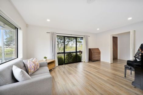 Photo of property in 14 Rhinevale Close, Henderson, Auckland, 0612