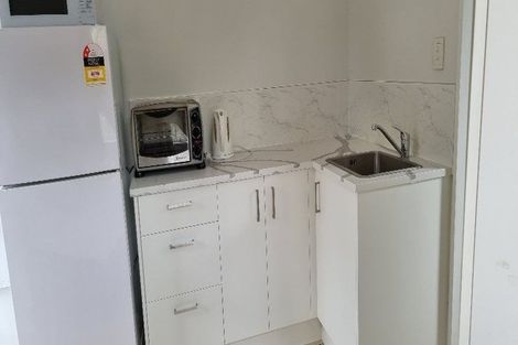 Photo of property in 18 Cheryl Place, Hillcrest, Auckland, 0627