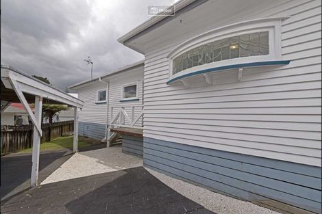 Photo of property in 1/23 Luckens Road, West Harbour, Auckland, 0618