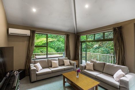 Photo of property in 16a Kingsclere Place, Goodwood Heights, Auckland, 2105