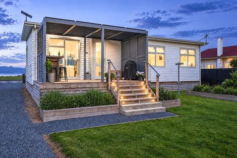 Photo of property in 989 East Coast Road, Kaiaua, Miranda, 2473