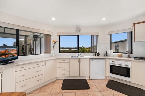 Photo of property in 18 Reremanu Place, Weymouth, Auckland, 2103