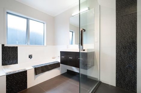 Photo of property in 17 Eric Farley Drive, Kumeu, 0810