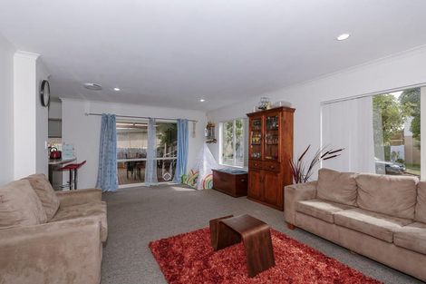 Photo of property in 9 Brashier Circle, Sunnyvale, Auckland, 0612