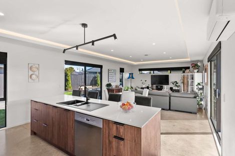 Photo of property in 15 Evelyn Crescent, Marshland, Christchurch, 8083