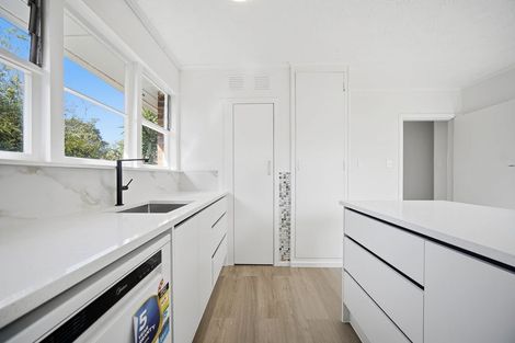 Photo of property in 194 Chivalry Road, Glenfield, Auckland, 0629