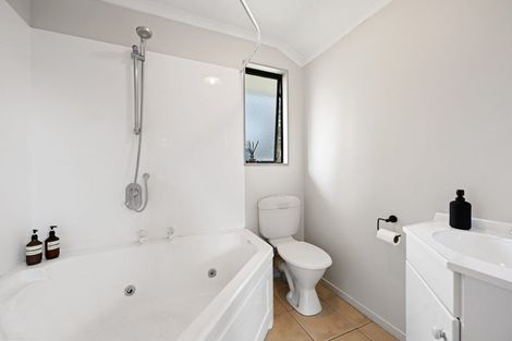 Photo of property in 16 Palm Grove Drive, Western Heights, Hamilton, 3200