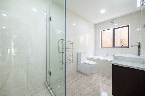 Photo of property in 3b De Val Drive, Titirangi, Auckland, 0604