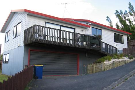 Photo of property in 2/30 Barbados Drive, Unsworth Heights, Auckland, 0632