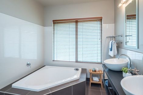 Photo of property in 2 Fairway Oaks Drive, Waikanae Beach, Waikanae, 5036