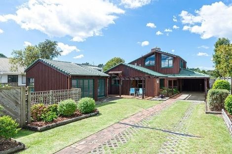 Photo of property in 8 Harrybrook Road, Green Bay, Auckland, 0604