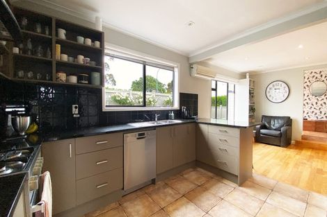 Photo of property in 1/1 Paparoa Road, Cockle Bay, Auckland, 2014