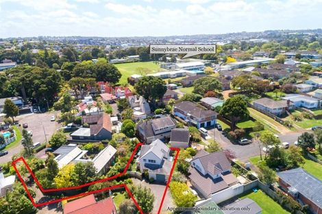 Photo of property in 1/12 Cobblestone Lane, Hillcrest, Auckland, 0627