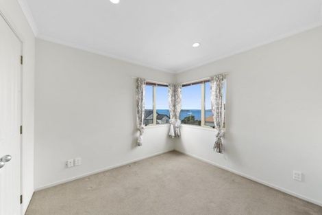 Photo of property in 9 Bennett Grove, Newlands, Wellington, 6037