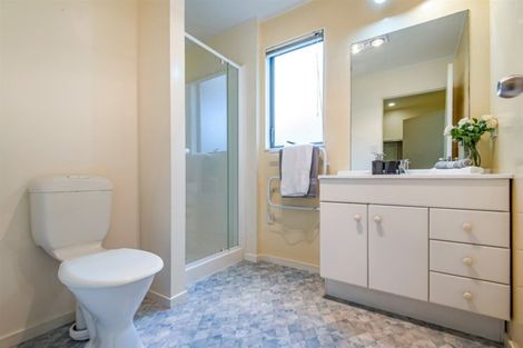 Photo of property in 14 Capilano Place, Glenfield, Auckland, 0629