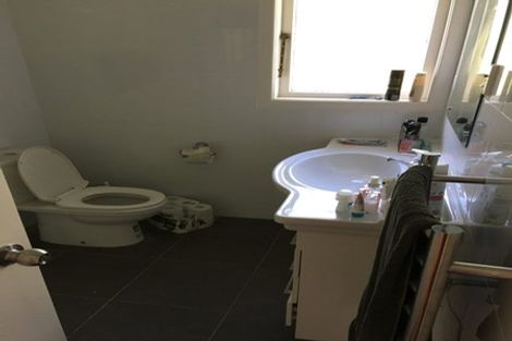 Photo of property in 4 Kirrie Avenue, Te Atatu South, Auckland, 0610