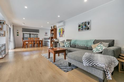 Photo of property in 1/38 Sailfish Drive, West Harbour, Auckland, 0618