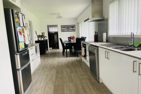 Photo of property in 15 Liston Crescent, Cockle Bay, Auckland, 2014