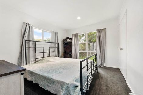 Photo of property in 2/723 Swanson Road, Swanson, Auckland, 0612