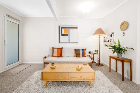 Photo of property in 3/133 Queens Drive, Lyall Bay, Wellington, 6022