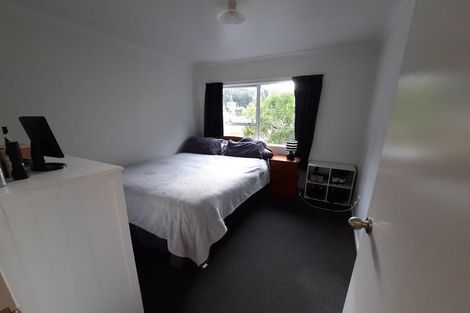 Photo of property in 64 Newlands Road, Newlands, Wellington, 6037