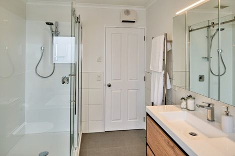 Photo of property in 32 Amesbury Drive, Churton Park, Wellington, 6037