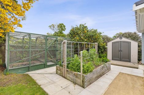 Photo of property in 18 Rewarewa Crescent, Waikanae, 5036