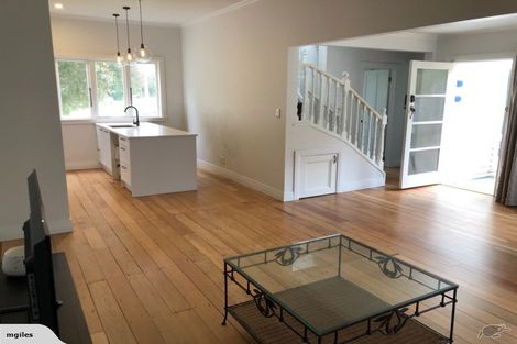 Photo of property in 328 Glenfield Road, Glenfield, Auckland, 0629