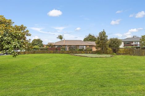 Photo of property in 14 West Fairway, Golflands, Auckland, 2013