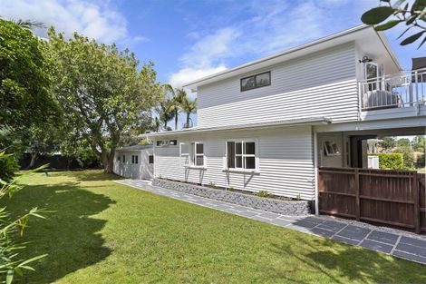 Photo of property in 2/43a Stanley Point Road, Stanley Point, Auckland, 0624