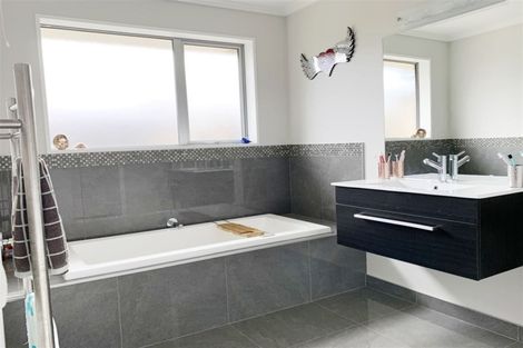 Photo of property in 7 Whakatipu Street, Pegasus, 7612