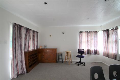 Photo of property in 60 Woodford Avenue, Henderson, Auckland, 0610