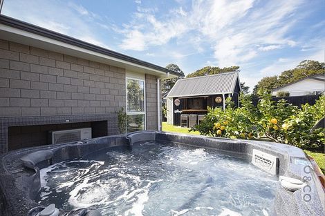 Photo of property in 8 Larmer Drive, Kumeu, 0810