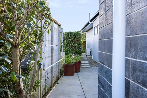 Photo of property in 5 Kotare Drive, Waiwhakaiho, New Plymouth, 4312