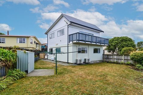 Photo of property in 109a Gloaming Hill, Titahi Bay, Porirua, 5022