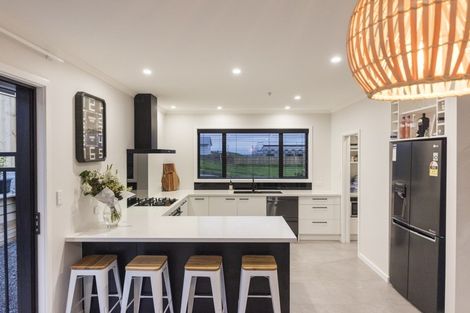 Photo of property in 49 Vaucluse Heights, Fitzherbert, Palmerston North, 4410