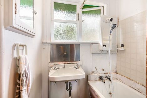 Photo of property in 15 Northumberland Street, Cannons Creek, Porirua, 5024