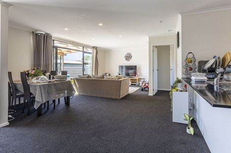 Photo of property in 46 Exeter Crescent, Takaro, Palmerston North, 4412